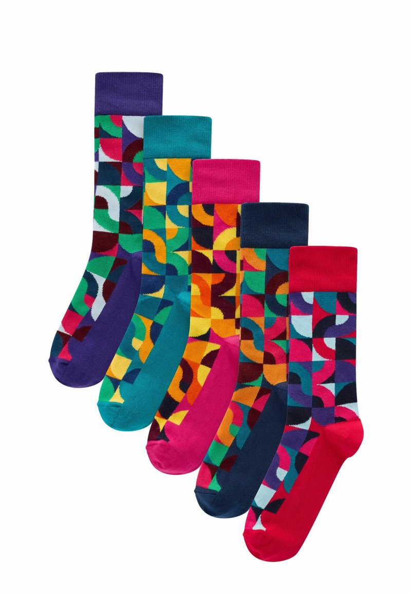 Cinq paires de chaussettes à motifs avec des designs géométriques dans différentes couleurs, y compris le violet, le bleu, le rose, l'orange et le vert.