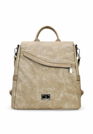 Bolso de mano de ante sintético beige con una forma estructurada. Cuenta con un bolsillo con solapa, herrajes plateados, asa superior y correa de hombro ajustable.
