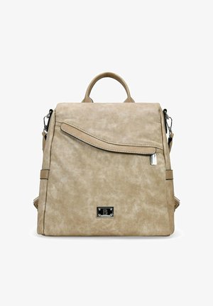 Bolso de mano de ante sintético beige con una forma estructurada. Cuenta con un bolsillo con solapa, herrajes plateados, asa superior y correa de hombro ajustable.
