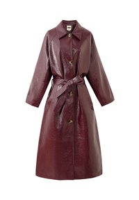 Langer burgunderfarbener, glänzender Ledermantel mit weitem Kragen, Knopfleiste und gebundenem Taillengürtel.