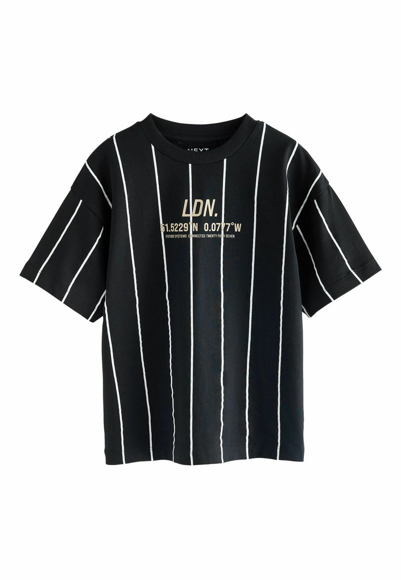 T-shirt nera a maniche corte con strisce verticali bianche e una grafica centrale con testo dorato. Presenta un collo rotondo e una vestibilità rilassata.