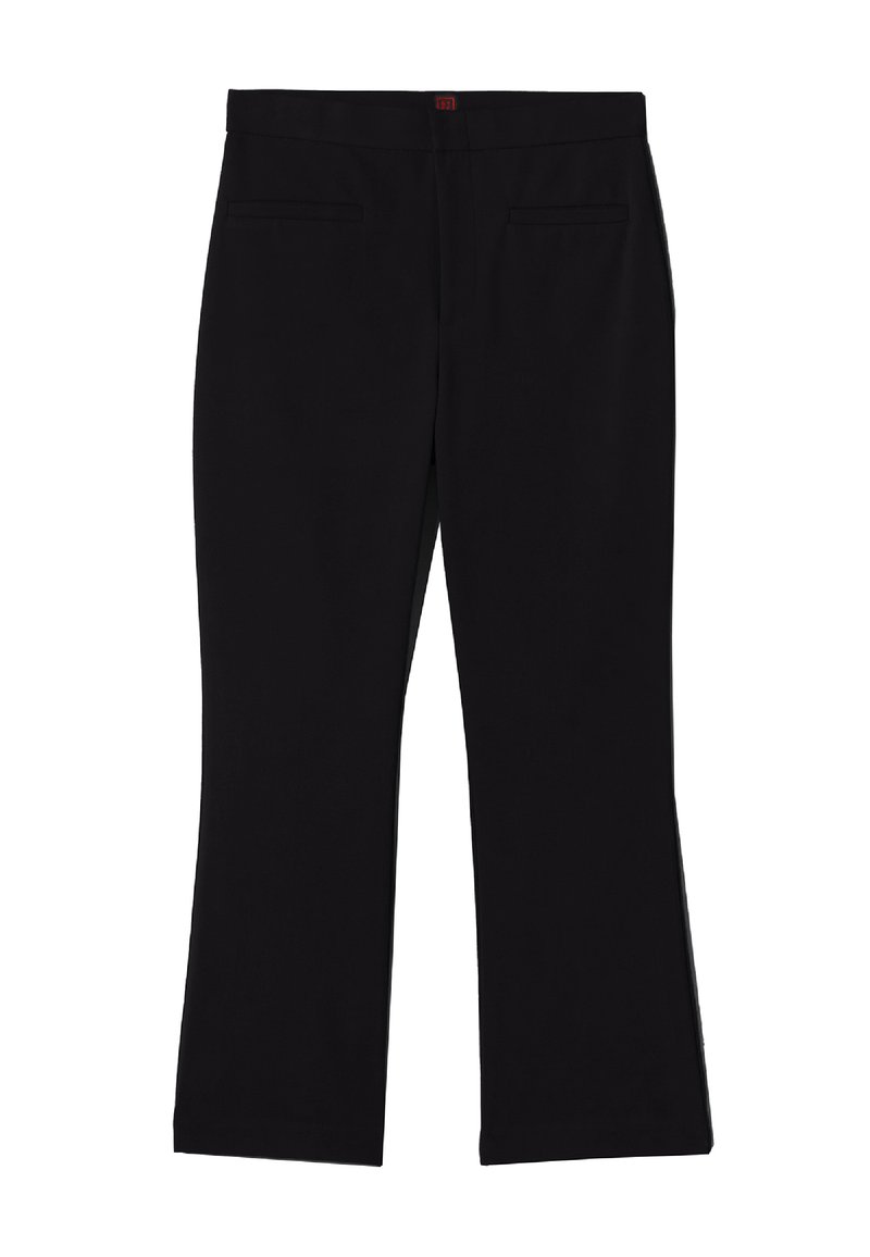 Pantaloni neri a palazzo con una texture liscia, cintura elastica e due tasche frontali. Presentano un leggero taglio all'orlo.