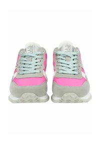Des baskets avec un schéma de couleurs rose et gris, présentant un dessus lisse, du daim texturé et des lacets argentés. Semelles blanches avec un motif ondulé.