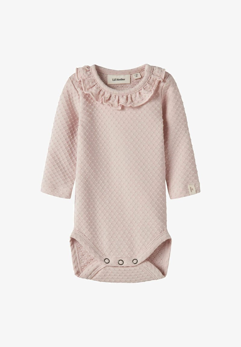 Body bébé rose doux texturé avec manches longues, col à volants et fermetures pressionnées en bas pour faciliter le change.
