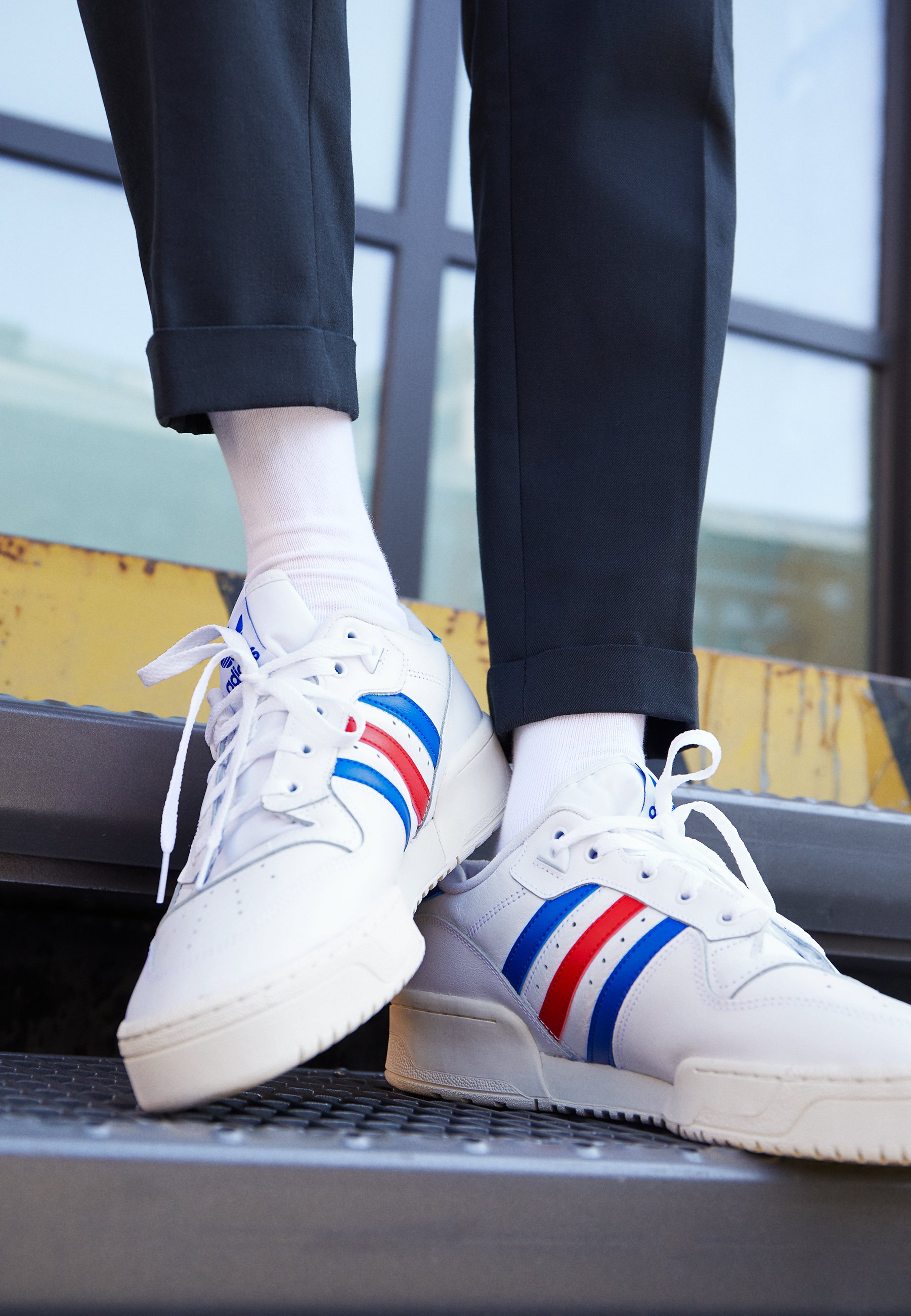 adidas Originals RIVALRY SPORTS INSPIRED SHOES UNISEX - Sneakers basse -  footwear white/power blue/vivid red/bianco - Zalando.it