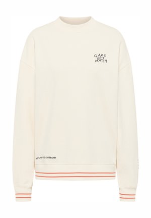 Crèmekleurige sweatshirt met een ronde hals, met een swagerschouderontwerp, voorzien van zwarte tekst "GAME SET MATCH" en gestreepte oranje accenten aan de zoom en manchetten.