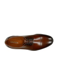 Chaussure de ville en cuir marron avec une finition lisse, un bout arrondi et un design à lacets. Présente un aspect poli et peu de détails de coutures.