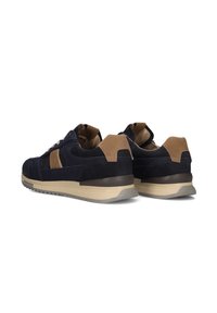 Marineblauwe suede en mesh sneakers met beige accenten en een grijze rubberen zool. Voorzien van vetersluiting en een gevoerd kraag voor extra comfort.