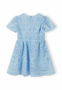 Abito in pizzo blu chiaro con maniche a sbuffo corte, motivi floreali e una gonna svasata. I dettagli includono un ricamo in pizzo elaborato e un colletto rotondo.