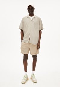 ARMEDANGELS LOVAAR LINO - Overhemd - sand stone
