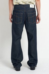 Helleben Denim-Jeans in Dunkelblau mit hohem Bund, zwei hinteren Taschen mit quadratischer Steppnaht und einem weißen Etikett am Bund.