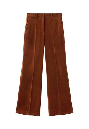 Pantalones de pierna ancha marrones, confeccionados en una tela suave, con frente plano, bucles para cinturón y bolsillos laterales. Textura suave y diseño a medida.