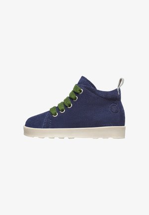 Scarpa alla caviglia in suede blu navy con lacci verdi, suola in gomma bianca e linguetta posteriore. Caratterizzata da occhielli metallici e superficie texturizzata.
