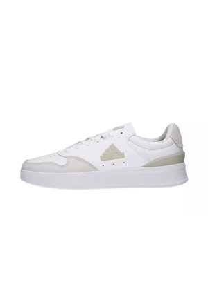 Baskets blanches avec un capuchon en daim, tige en cuir lisse, accents perforés et contre-fort de talon vert clair. Caractéristiques d'un design à lacets.