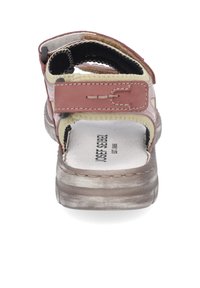 Růžová kožená sandál s nastavitelným páskem, polstrovanou stélkou, béžovými akcenty a tvarovanou gumovou podrážkou, z pohledu ze zadní strany.