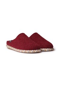 Burgundy filttofflor med en vävd jutesula, med en rundad design och mjuk yta. Öppen baksida för enkel på och av.