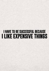 Maglietta grigia con grande testo nero che dice: "DEVO AVERE SUCCESSO PERCHÉ MI PIACCIONO LE COSE COSTOSE." Tessuto liscio.