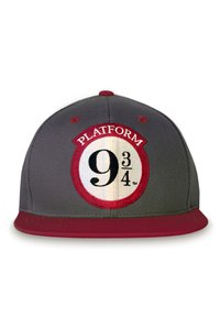 Graue Stoffmütze mit einem roten Schirm, die ein gesticktes Kreisdesign zeigt, das "PLATFORM 9¾" in Schwarz und Weiß innerhalb des Kreises liest.
