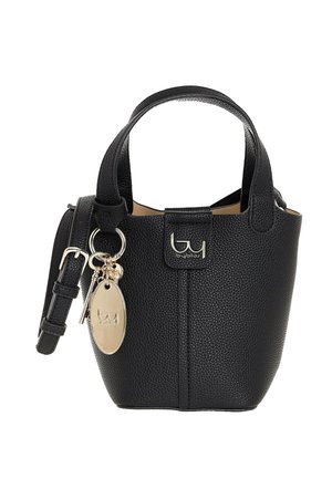 Borsa a secchiello in pelle nera texturizzata con due manici, tracolla staccabile e charm logo color oro applicato sul davanti.