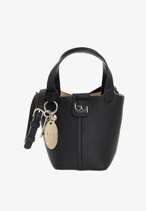 Borsa a secchiello in pelle nera texturizzata con due manici, tracolla staccabile e charm logo color oro applicato sul davanti.