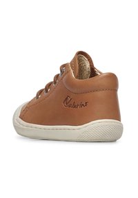 Braune Leder-Sneaker mit runder Spitze, weißer Gummisohle, Metallösen und gesteppten Details. Mit einem auf der Seite eingeprägten Logo.