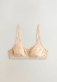 Soutien-gorge beige clair en satin et dentelle, avec un design demi-poche, des bretelles ajustables et un nœud au centre. Bordures en dentelle texturée le long des bords.