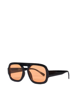 Occhiali da sole rettangolari neri con montature spesse e lenti color arancione su sfondo bianco.