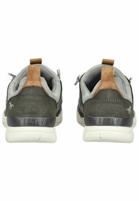 Ciemnoszare sneakersy zamszowe i siateczkowe z brązowym zamszowym uchwytem na pięcie. Posiadają białą podeszwę i wytłoczone na tyle słowo "MUSTANG".