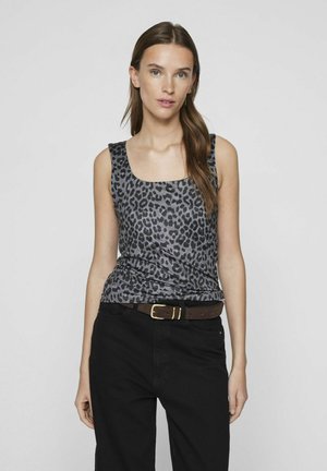 Top à imprimé léopard dans des tons de gris, avec un décolleté carré et une texture douce, associé à un pantalon noir et une ceinture marron.