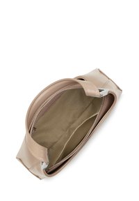 Borsa a mano in ecopelle beige con chiusura a zip, ferramenta argentata, fodera interna morbida e senza motivi visibili o scomparti aggiuntivi.