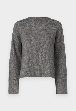 Szary sweter z dzianiny z długimi rękawami, okrągłym dekoltem i luźnym krojem. Teksturowana tkanina i krótka długość. Brak dodatkowych szczegółów.