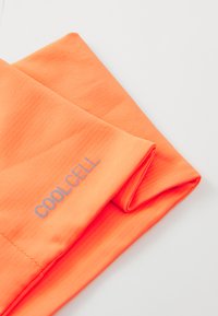 Tissu de sport orange vif avec une texture lisse, arborant le texte "COOL CELL" en broderie gris clair sur un bord.