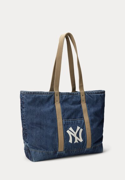 Τσάντα ώμου από τζιν με μπεζ λουράκια και μπροστινή τσέπη με λευκό διαπλεκόμενο λογότυπο "NY".