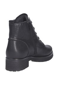 Bottine en cuir noir avec fermeture éclair latérale, bout rond et semelle texturée avec un petit talon carré. Fini lisse avec des accents minimalistes.