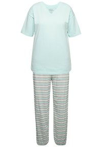 Světle modré tričko s krátkým rukávem a výstřihem do V spolu se šedými pyžamovými kalhotami s tenkými modrými pruhy. Bavlněný materiál, volný střih.