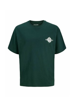 Ciemnozielony t-shirt z krótkim rękawem, z małą białą grafiką planety Saturn na lewej piersi i okrągłym dekoltem.