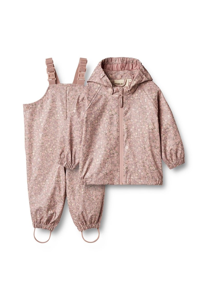 Giacca da pioggia floreale rosa con salopette abbinata. Caratterizzata da apertura a zip, spallacci regolabili, polsini elasticizzati e tessuto testurizzato.