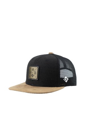 Schwarz-braune Baseballkappe aus Mesh mit flachem Schirm und bronzefarbenem quadratischem Emblem mit vier kleinen Symbolen auf der Vorderseite.