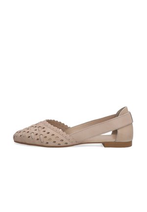 Beiger flacher Schuh mit ausgeschnittenem, gewebtem Design, gewelltem Rand und Riemchen am Fersenriemen, präsentiert auf weißem Hintergrund.