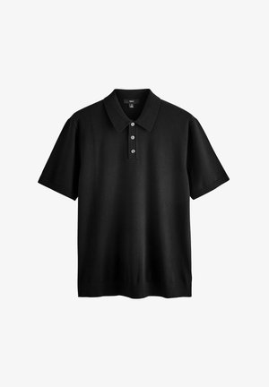 Tricou polo negru cu mâneci scurte, fabricat dintr-un material neted, având guler cu rever și fenta cu trei nasturi. Tiv și manșete striate.