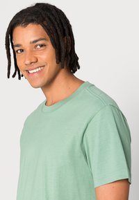 Weekday RELAXED - T-shirt básica - dusty green