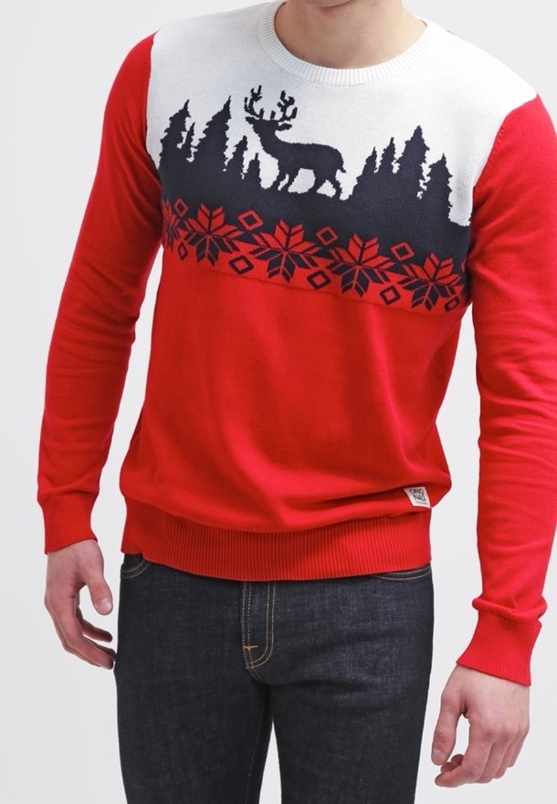 Roter Pullover mit einem weißen und schwarzen Winterlandschaftsdesign, das einen Hirsch, Waldsilhouetten und kontrastierende Schneeflockenmuster zeigt.