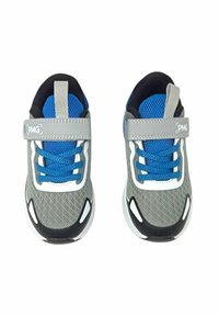 Scarpe sportive grigie con accenti blu, parte superiore in rete, lacci elastici e cinturino in velcro. Il logo bianco e gli accenti della suola completano il design.