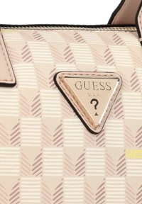 Sac à main à motifs rose et beige avec un logo métallique triangulaire. Présente une surface texturée et des bordures noires contrastantes.