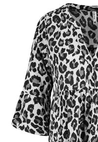 Leopardenmuster-Oberteil mit lockerer Passform, weit geschnittenen Dreiviertelärmeln und V-Ausschnitt. Der Stoff ist glatt und weist schwarz-graue Muster auf.
