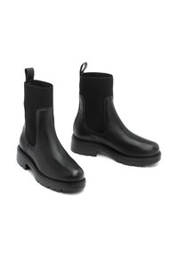 Stivali ankle in pelle nera con parte superiore in tessuto ribbed e linguetta. Presentano una robusta suola in gomma con battistrada testurizzato per una maggiore aderenza.