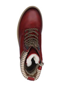 Botte en cuir rouge avec un bout arrondi, surface texturée, lacets marron et doublure douce blanche. Présente un intérieur rayé et des détails de couture.