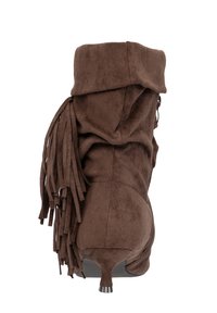 Brązowy zamszowy botek za kostkę o luźnym kroju, z frędzlami i ostrym noskiem. Posiada szpilkowy obcas i zamek błyskawiczny po bokach.