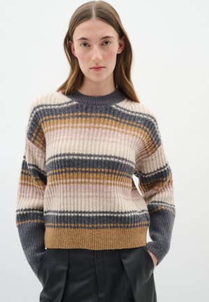 Gestreepte gebreide sweater in beige, grijs en mosterd, met een geribbelde structuur en een ronde halslijn. Verlaten schouders en een relaxte pasvorm.