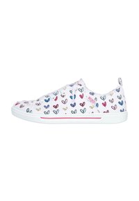 Zapatillas de lona blancas con patrones multicolores de corazones, diseño de cordones, suela de goma blanca y logo de BOBS en rosa en un costado.